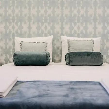 4u Vi Airport * ליסבון